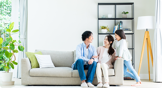 家族で相談している様子